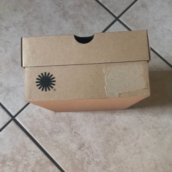 EMPTY UGG SHOE BOX - Picture 2 of 6